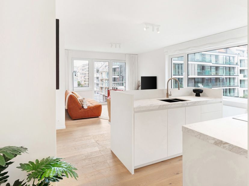 Prachtig hoekappartement met veel lichtinval en 2 slaapkamers op wandelafstand van het strand. Dit appartement werd smaakvol vernieuwd, met tal van in