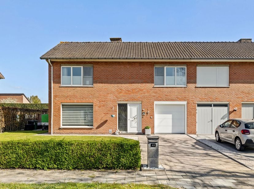 Ontdek deze aangename halfopen bebouwing die comfort en rust perfect combineert. De woning beschikt over drie slaapkamers en een verzorgde badkamer, i