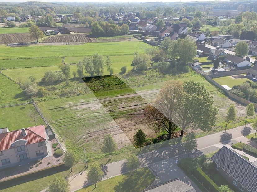 Rustig gelegen bouwgrond van 15a61ca voor open bebouwing met zicht op omliggende velden en natuur<br />
<br />
Omgeving:<br />
+ Rustige en groene