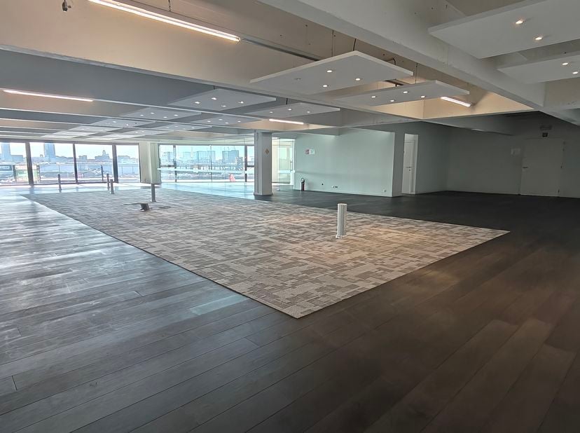 Kantoor/showroom van 429 m² op toplocatie aan het Straatsburgdok – Antwerpen<br />
Op een strategische ligging aan het Straatsburgdok-Noordkaai 33, 20