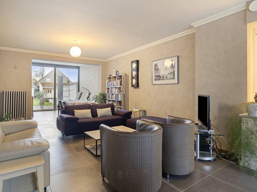 Deze duurzaam gerenoveerde rijwoning ligt in de Karpelstraat in Veurne. De woning werd ingericht met het oog op het optimale gebruik van de binnen- en
