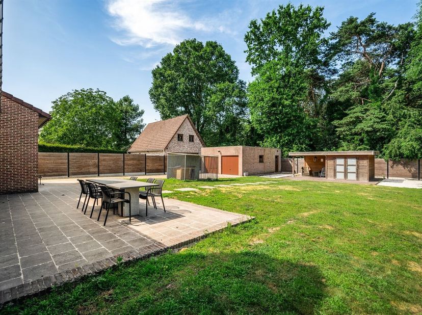 Description :<br />
Cette maison prête à emménager dispose d'un espace de vie lumineux avec un poêle à bois et une vue sur le jardin, d'une cuisine éq