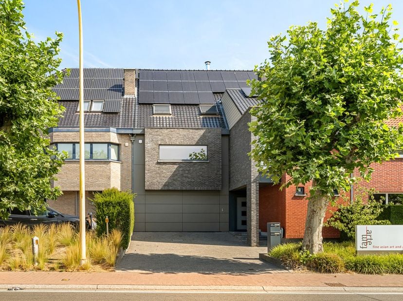 Deze woning verrast vanaf het eerste moment. Achter de discrete gevel schuilt een bijzonder ruim, modern en uiterst praktisch ingedeeld woonhuis waar