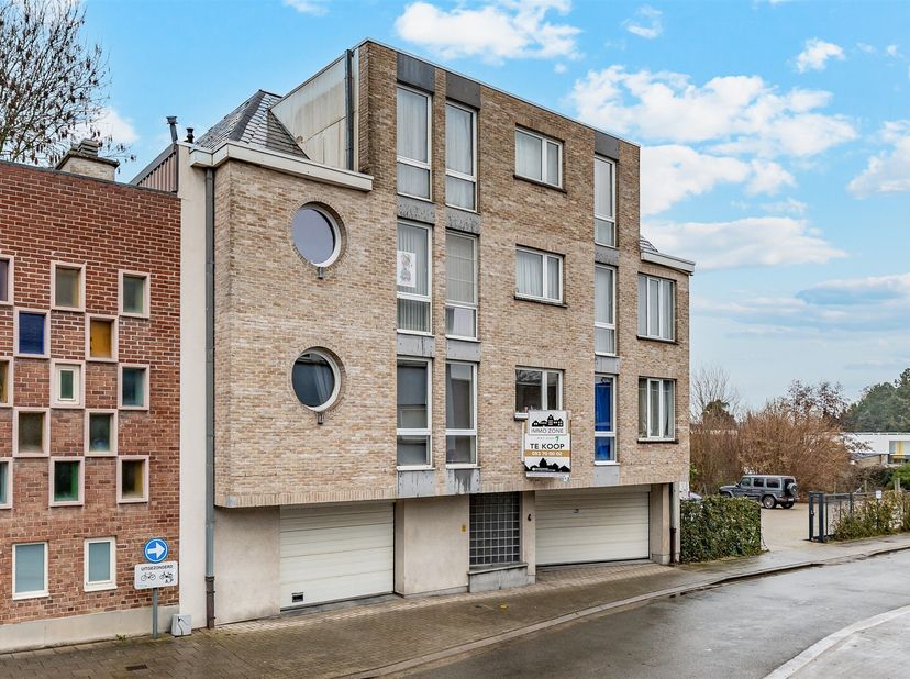 Volledig verhuurd opbrengsteigendom bestaande uit zes appartementen, zes autostaanplaatsen, een dubbele garagebox en zes privatieve bergingen. Dit geb