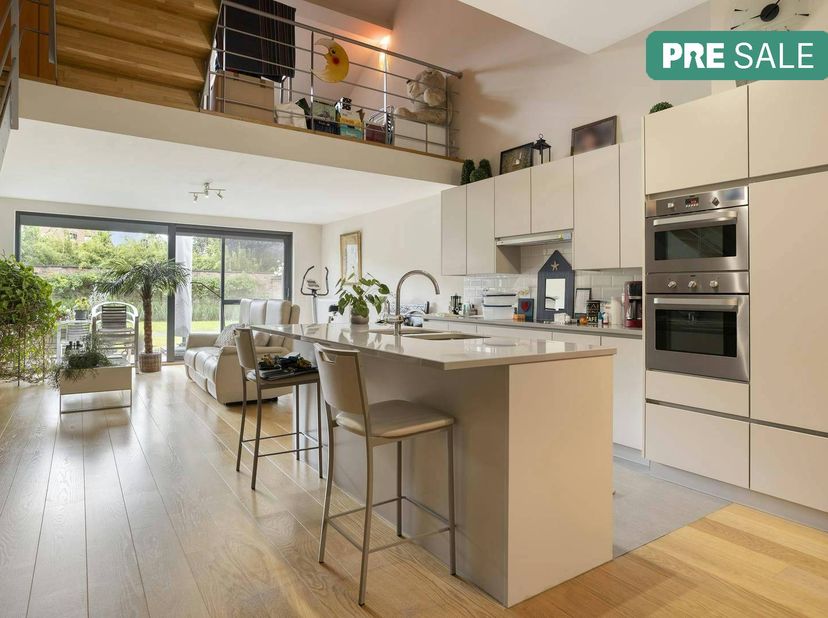 Op zoek naar een woning die net dat tikkeltje anders is? Deze goed onderhouden en instapklare loftwoning in Residentie Aloysius (Wilgenstraat 105B, Ro