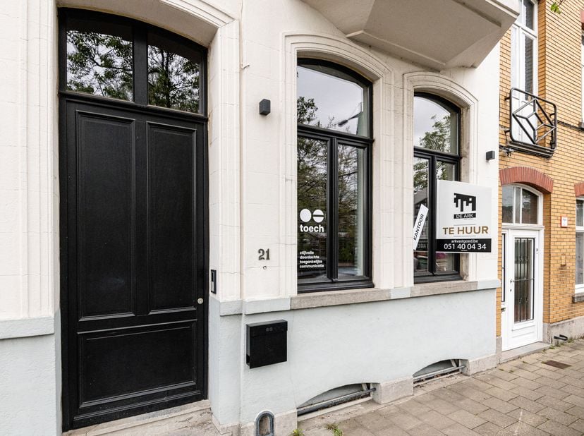 Wie een kantoorruimte met authenticiteit en klassevolle uitstraling zoekt, is in dit stijlvolle pand aan het juiste adres.<br />
Bijzonder vlot bereik