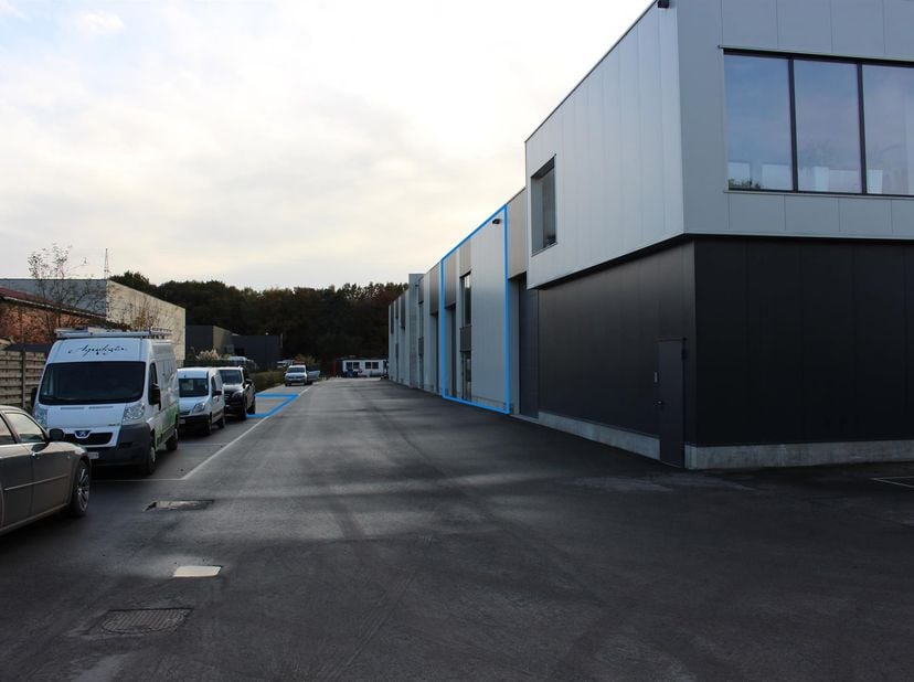 Prachtige nieuwbouw KMO-unit van 300 m² te huur<br />
Bent u op zoek naar een moderne en uitstekend gelegen bedrijfsruimte? Deze recente KMO-unit van
