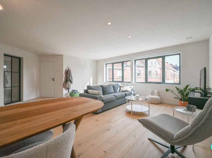 Ontdek dit lichtrijke, energiezuinige appartement met inpandige garage op de eerste verdieping van een zeer rustig gebouw (bestaande uit twee wooneenh