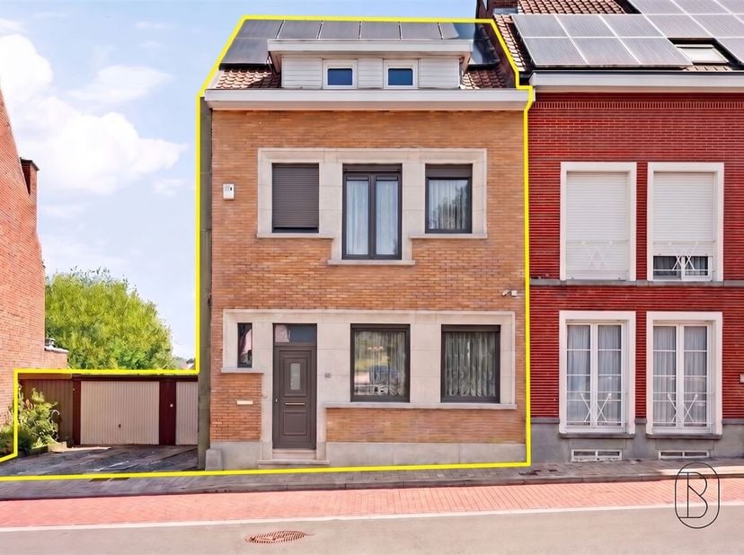 Instapklare gezinswoning met 3 slaapkamers, 2 garages, ruime tuin en bouwgrond!<br />
Deze verzorgde gezinswoning is gelegen op een perceel van 831 m²