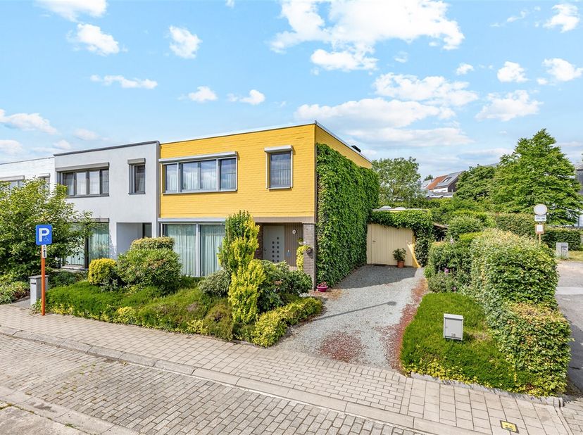 BEZOEKDAG VRIJDAG 26 JUNI 2026, enkel op afspraak.<br />
Deze fantastische gezinswoning met 3 slaapkamers en prachtig verzorgde siertuin (met serre en