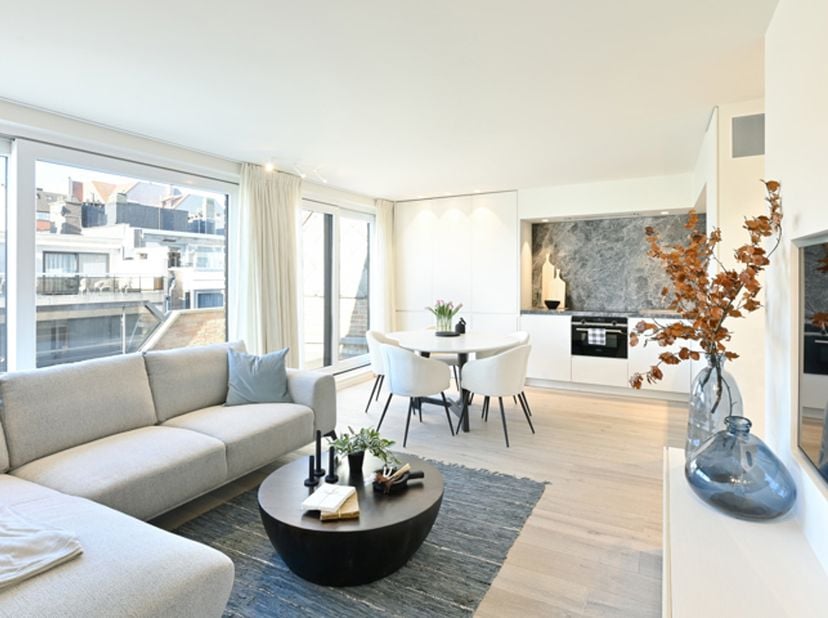 Unieke penthouse met zij zeezicht, gelegen op 120 meter van de zeedijk en beschikt over terrassen waar je heerlijk kunt genieten van zowel de ochtend-