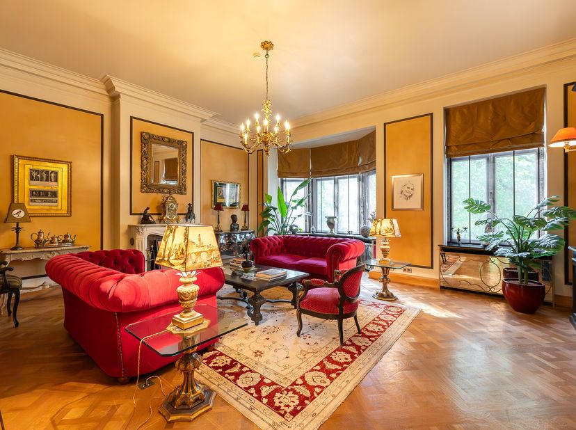 Gelegen in Etterbeek, in de wijk Montgomery, op een steenworp afstand van het Collège Saint-Michel, biedt deze elegante herenwoning in eclectische sti