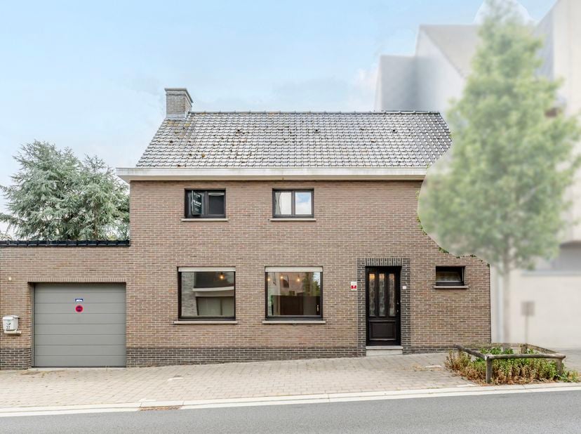 Deze woning is gunstig gelegen in de Churchillstraat 37 te Kruishoutem, vlak bij het centrum en met een vlotte verbinding naar de E17 richting Gent en