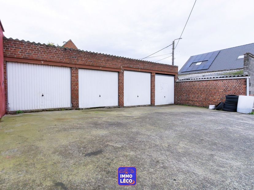 Garage individuel standard pour une voiture,<br />
Situé entre la rue du Blanc-Pignon et la rue du Nouveau-monde,<br />
Proche du centre-ville  !<br /