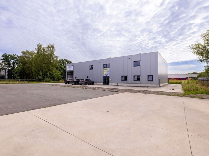 Vous recherchez un local d'entreprise polyvalent et bien équipé sur le plan technique ? <br />
Ce hangar industriel polyvalent d'une superficie d'env