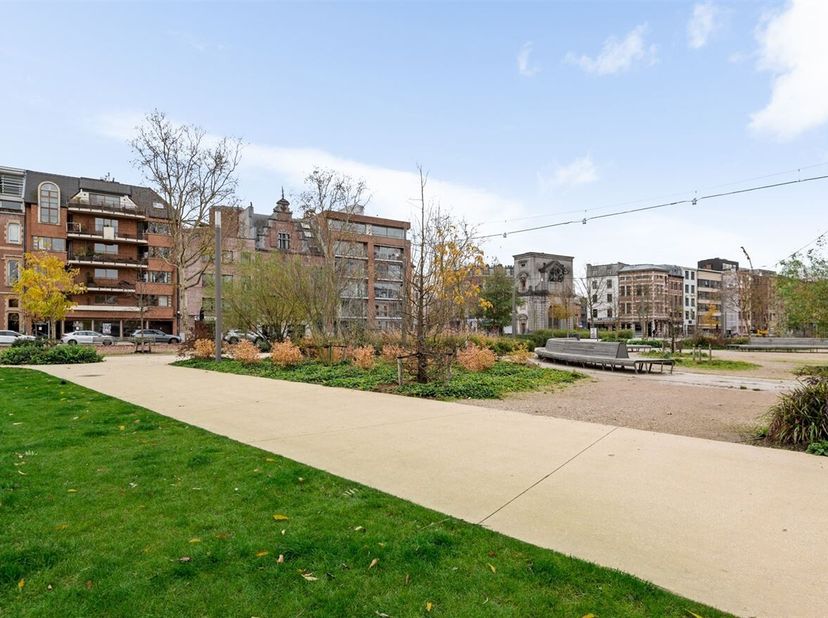 Journée portes ouvertes le samedi 14 mars de 12h30 à 13h30<br />
Appartement duplex élégant (130 m²) situé à Zuidpark<br />
Situation :<br />
Sur Vlaa