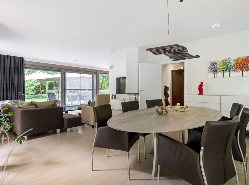 Op een aantrekkelijke locatie aan de Essensteenweg in Kapellen vinden we deze ruime en stijlvolle woning, gelegen op een mooi perceel en met een bijzo