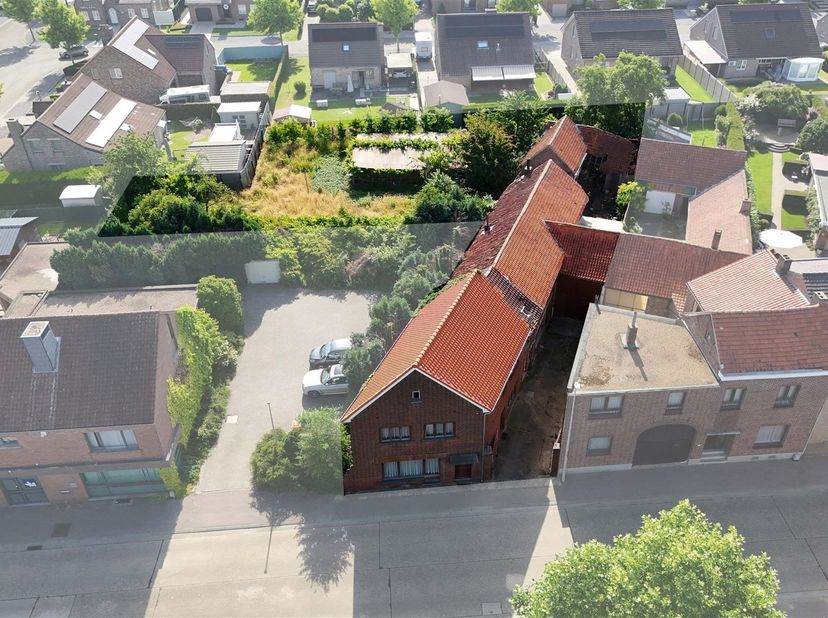 Gunstig gelegen renovatieproject met potentieel op een knap perceel van 12a 87ca <br />
<br />
Omgeving:<br />
+ Rustig en centraal gelegen in een