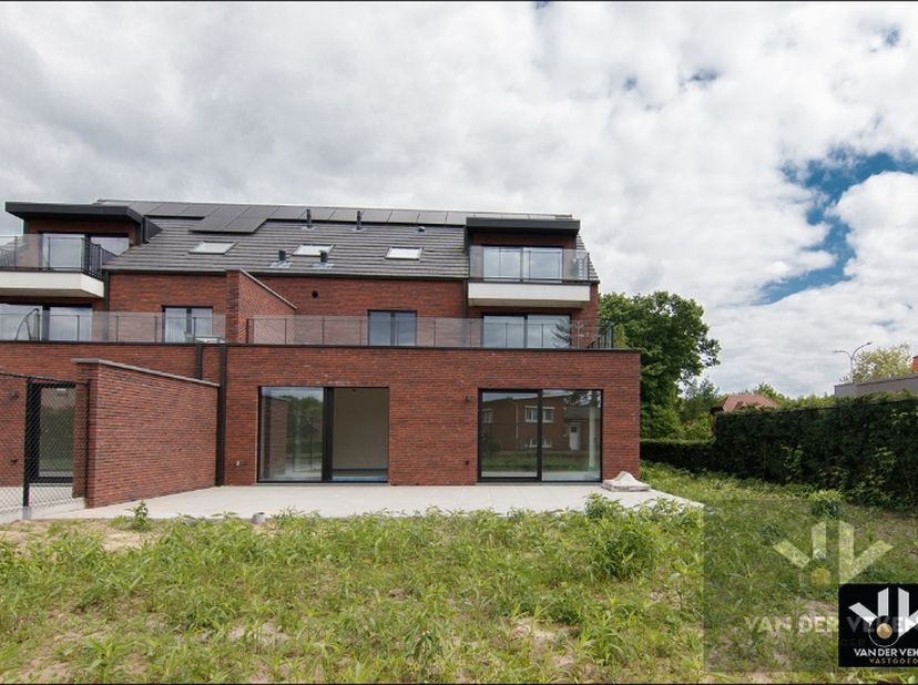 Ruim gelijkvloers nieuwbouwappartement met 4 slaapkamers en 2 badkamers, ruim terras en een mooie tuin op een goed bereikbare locatie!&amp;nbsp;<br />
1 s