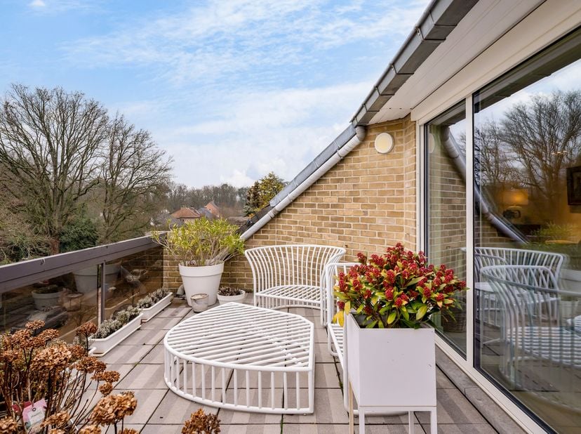 Uitzonderlijk luxueus dakappartement van 275m² met terras van 28m² en dubbele inpandige garage. <br />
Het appartement heeft een volledige renovatie o