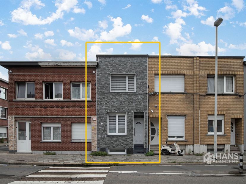 Gerenoveerde woning (170 m²) met 3 slaapkamers, 2 multifunctionele ruimtes/kamers, 2 badkamers en 2 buitenruimtes in Deurne<br />
Op een centrale en
