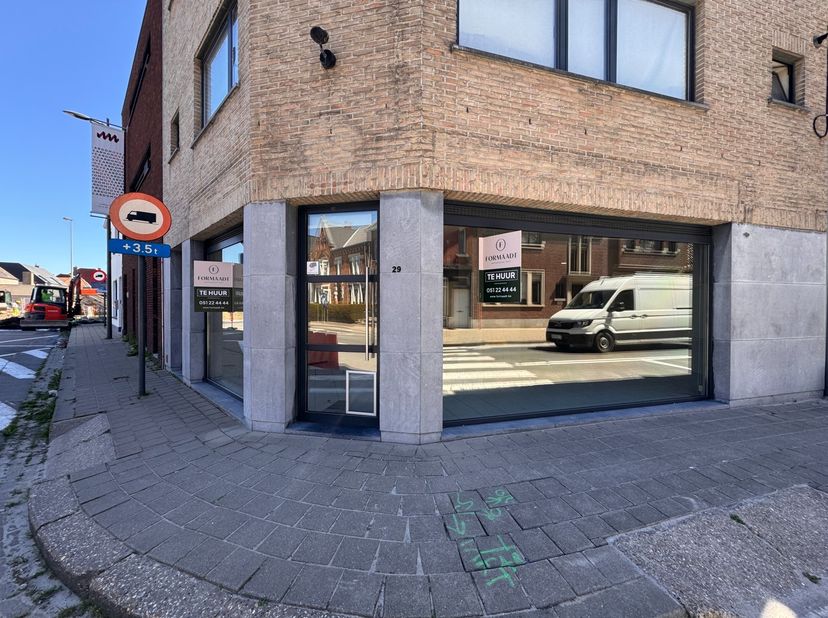 Dit handelspand op een commercieel aantrekkelijke locatie langs de Kortrijksestraat te Ardooie biedt 80 m² bruikbare vloeroppervlakte en een uitsteken