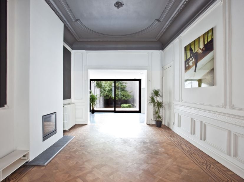 Neoclassicistisch herenhuis (438 m²) met een zuidwest gerichte tuin.<br />
<br />
Deze karaktervolle eigendom (BJ 1892), met een indrukwekkende voorge