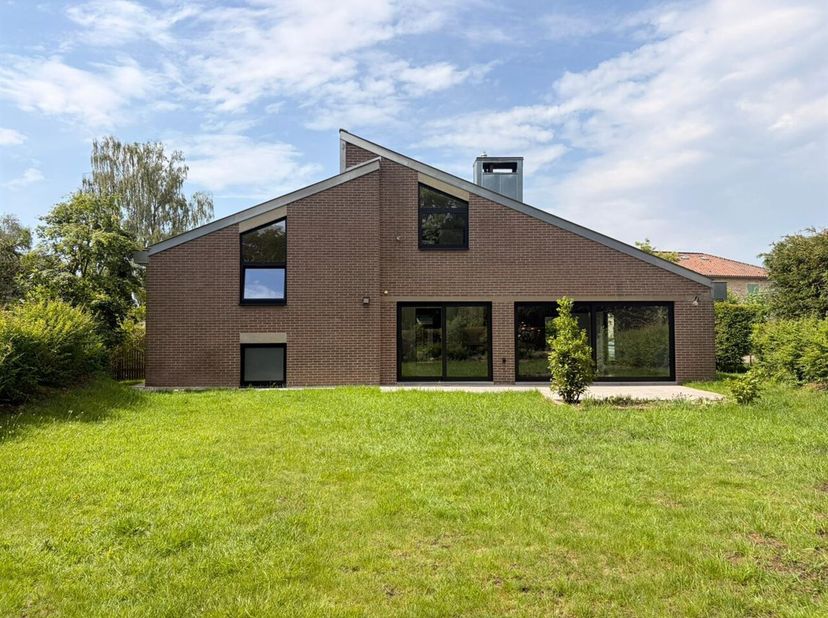 Gelieve Pamela te bellen voor een bezoek of meer informatie: +32 474 91 15 14. Deze mooie, ruime en pas gerenoveerde villa ( +/- 160  m²)op een percee