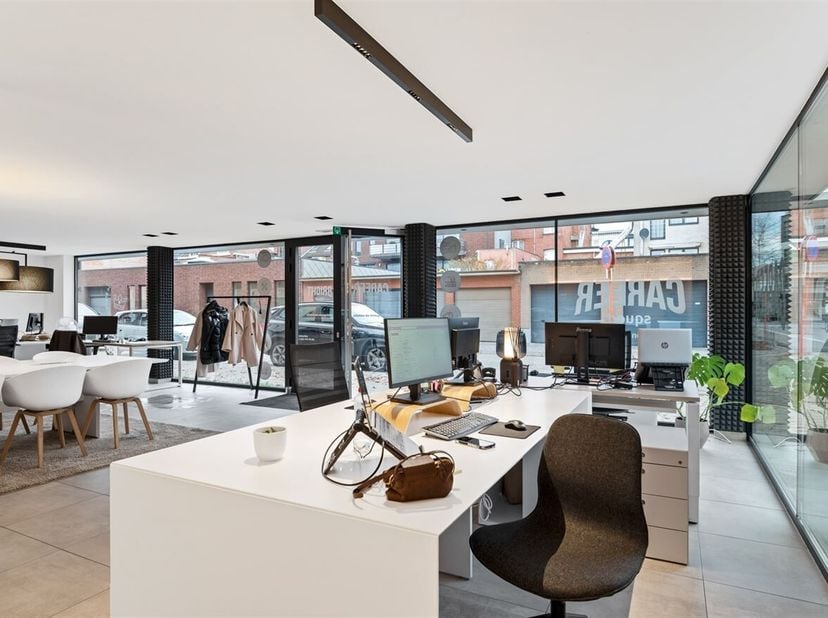 Ligging: Op een centrale en vlot bereikbare locatie in Brasschaat bevindt zich dit lichtrijke en polyvalente commerciële gelijkvloers, op slechts 200