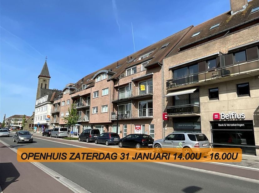 Prachtig appartement in het centrum van Oostrozebeke. Inkomhal met afzonderlijk gastentoilet, ruime living met uitzicht op een mooi terras. Terras met