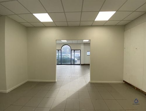                                         Bâtiment commercial à louer à Aalter, € 850
