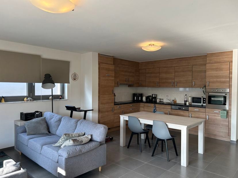 Dit appartement is gelegen binnen de grote ring van Bree in een rustige éénrichtingsstraat. <br />
INDELING: <br />
Kelderverdieping:<br />
- Privatie