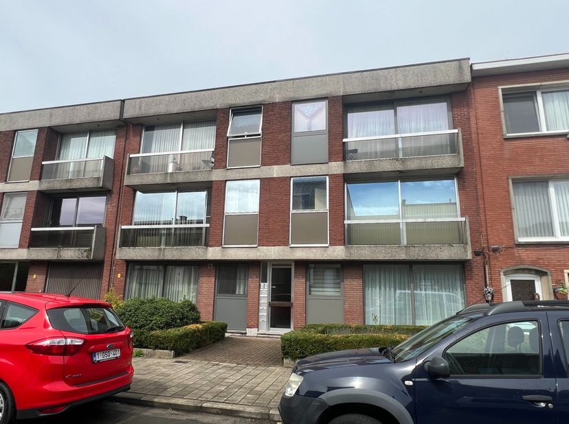 FLORALAAN 13/5, DEURNE (vlakbij Boekenbergpark):<br />
2-Slaapkamer-appartement met achterliggende garage, gelegen op de 2de verdieping vlakbij Boeken