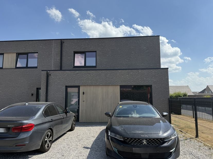 *BEZOEKMOMENT OP 18/08*<br />
In de Schoolstraat vlakbij het centrum van Houthulst, treffen we deze energiezuinige halfopen bebouwing. De woning omvat