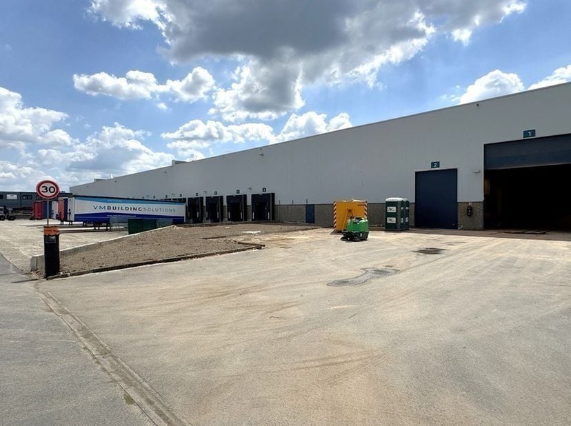 6.561m² magazijn <br />
Ligging: vlakbij N16 met vlotte verbinding naar A12 (Antwerpen - Brussel) en haven van Antwerpen<br />
<br />
Specificaties ma