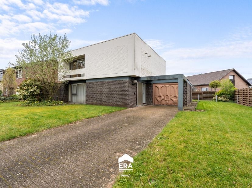 [[ DIT PAND NEEMT DEEL AAN DE ERA OPEN HUIZEN DAG OP 13/6 VAN 11:00 TOT 12:00 ]] Deze vrijstaande woning op de Vrijheidslaan 69 in Bree is gelegen in
