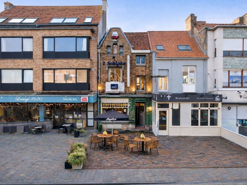 Handelshuis / projectgrond op topligging aan de Kaai  Nieuwpoort-Stad<br />
Op een uiterst commerciële en centrale ligging aan de Kaai van Nieuwpoort-