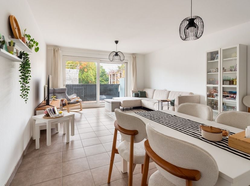 Dit appartement is gelegen in de kindvriendelijke en groene residentiële wijk, op een steenworp van het centrum van Hoboken en de stad Antwerpen. In d