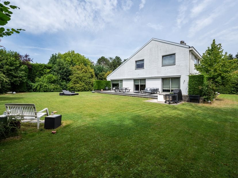 WEMMEL – Bouchoutwijk – In een van de meest gegeerde residentiële wijken van Wemmel, in een rustige en groene omgeving, prachtige VILLA met 5 slaapkam