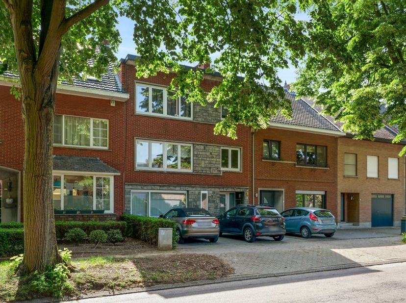 Langs de Fabriekstraat kunnen we ter hoogte van nummer 99 dit knap appartement terugvinden. We kunnen hier spreken van een zeer centrale locatie op sl