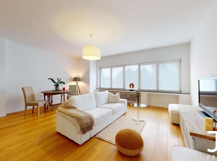 -----BROQUEVILLE-----<br />
Ideaal gelegen in de wijk Broqueville, tegenover het Joséphine-Charlotteplein, prachtig één‑slaapkamerappartement, volledi