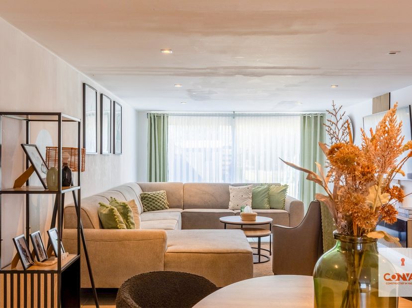 Deze instapklare woning met&amp;nbsp;drie slaapkamers&amp;nbsp;is rustig gelegen op wandel- en fietsafstand van de markt van Deinze.&amp;nbsp;<br />
<br />
Via de