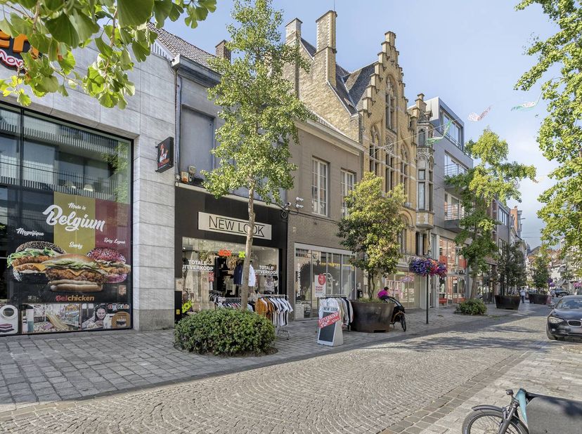 Handelseigendom te koop van ca. 90m² met bovenliggend verdiep in de Ooststraat te Roeselare.<br />
<br />
Het handelspand is gelegen in de belangrijks