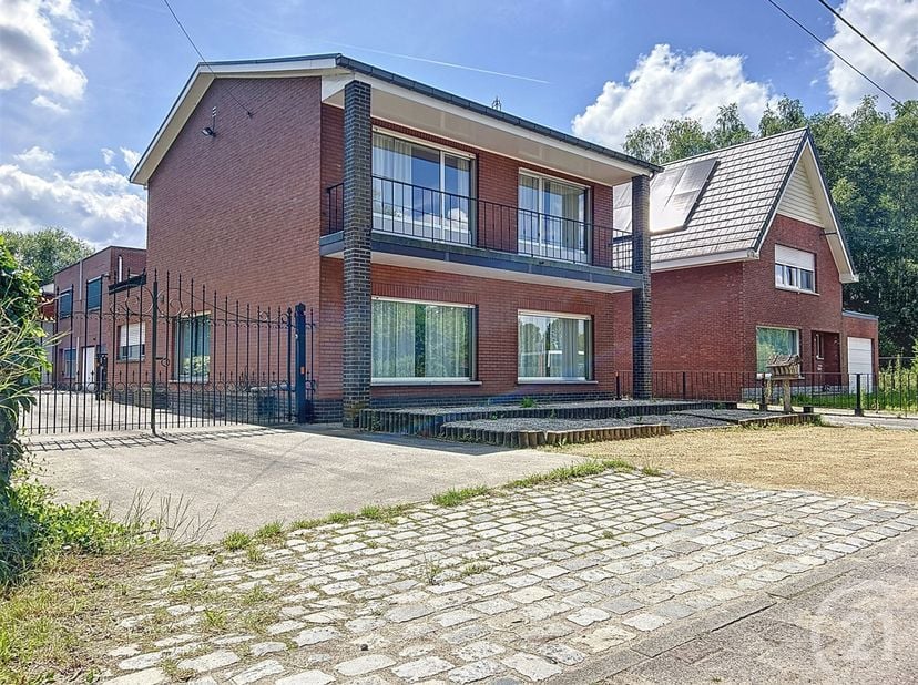 Ruime woning met groot magazijn en kantoorruimte nabij het centrum van Schriek.<br />
<br />
 De woning heeft op het gelijkvloers een inkomhal met g