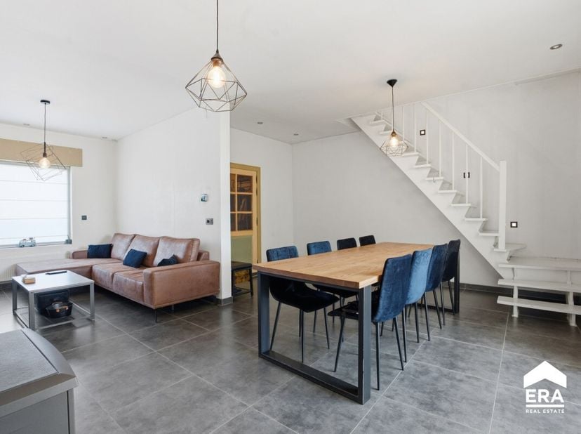 strong&amp;gt;Op zoek naar een lichtrijke woning met ruimte, comfort en een open uitzicht? Deze halfopen bebouwing op de stadsrand van Ieper combineert ka