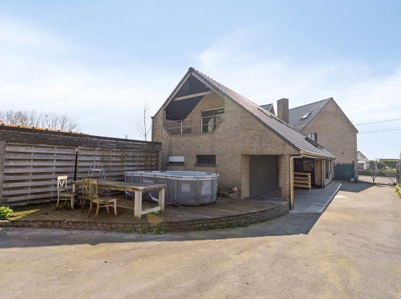In de Amersveldestraat in Hooglede , treffen we deze verrassend ruime woning met een bewoonbaar oppervlakte van maar liefst 355 m² met achterliggende