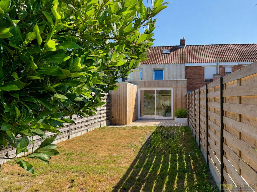 TOTAAL GERENOVEERDE WONING met HOOGWAARDIGE AFWERKING op een vlot bereikbare ligging nabij het CENTRUM VAN DEINZE. Deze totaal gerenoveerde woning bev