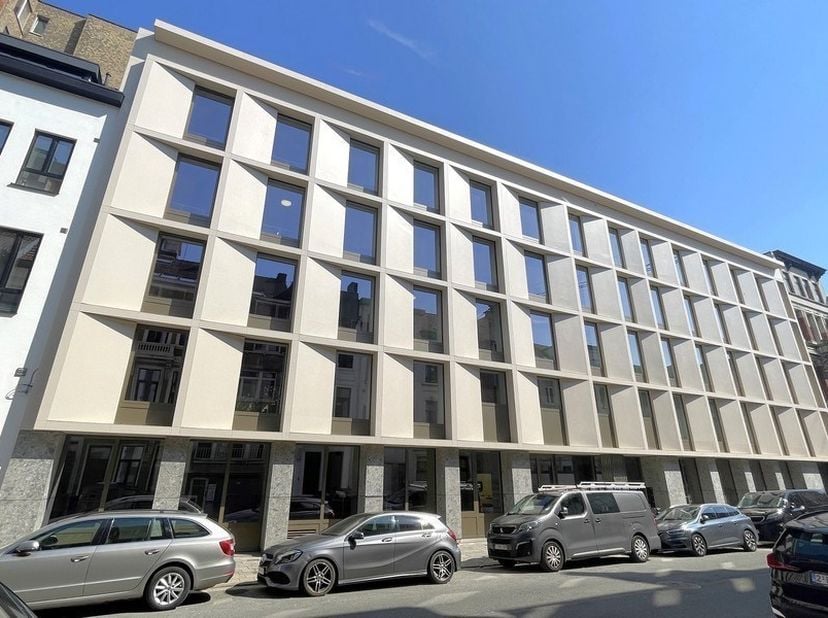 30m² gemeubeld kantoor met 6 werkplekken in Maritiem Huis<br />
Ligging: tussen Italiëlei (N1) en Rotterdamstraat nabij het bruisend Eilandje en vlot