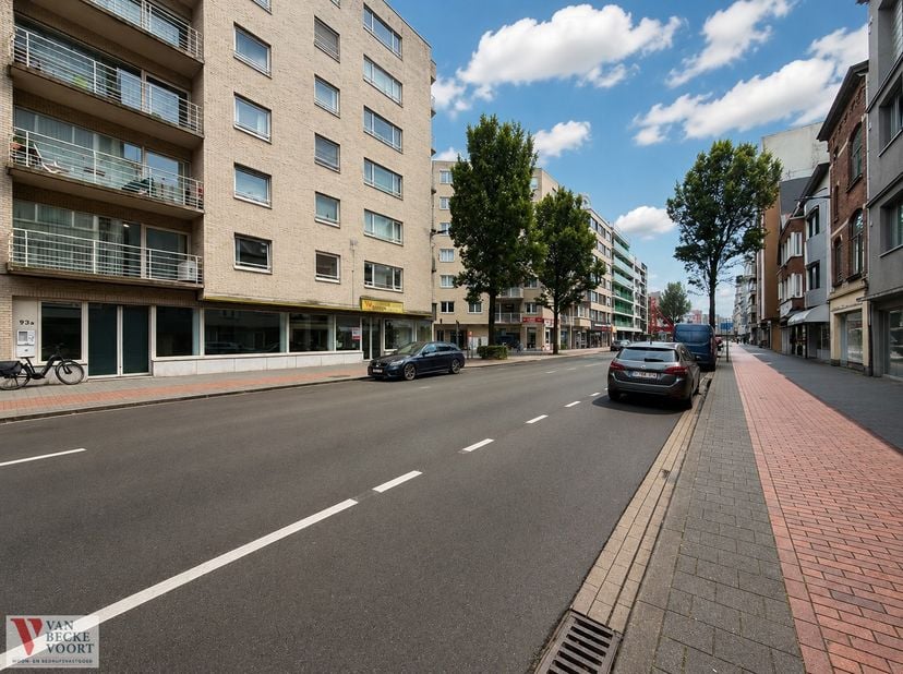 Handelsgelijklvloers (106m²) op aantrekkelijke hoeklocatie - gelegen op één van de drukste en meest commerciële invalswegen -&amp;nbsp; prominente hoeklig