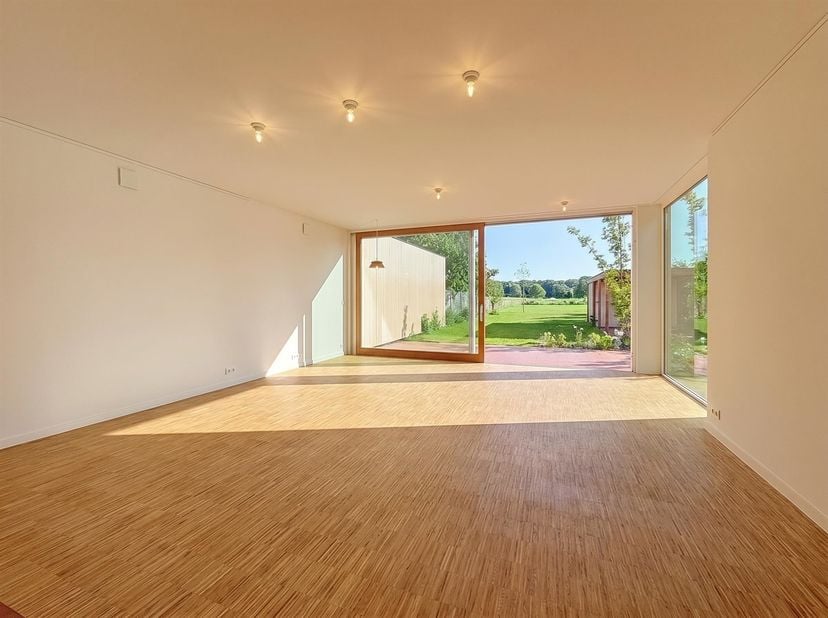 BEZOEK? Bel 09/225.00.78 - In het charmante Zevergem, deel van Nazareth-De Pinte, bevindt zich deze architecturaal afgewerkte nieuwbouwwoning die luxe